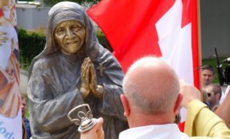 Përurohet shtatorja e Nënë Terezës në Zvicër