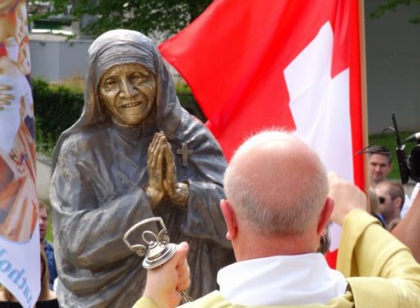 Përurohet shtatorja e Nënë Terezës në Zvicër