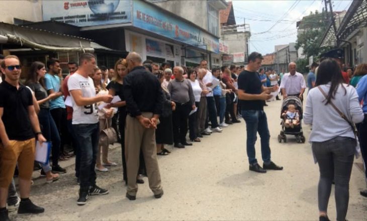 60 për qind të të rinjve pa punë, kosovarët presin me muaj për një vizë