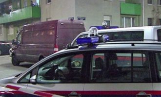 Kosovari vret me thikë partneren dhe alarmon policinë