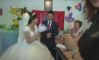 Nga festa e Bajramit tek altari i martesës në qendrën e votimit