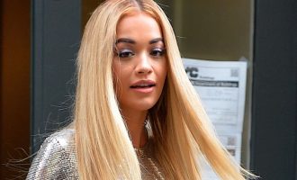 Rita Ora ndihmon në shpërndarjen e ndihmave pas zjarrit në Londër