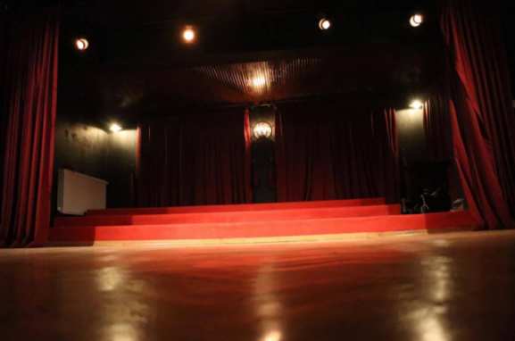 Aktori shqiptar hap teatër në Turqi