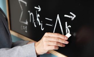 Diplomon si sociolog, punësohet si mësimdhënës i matematikës
