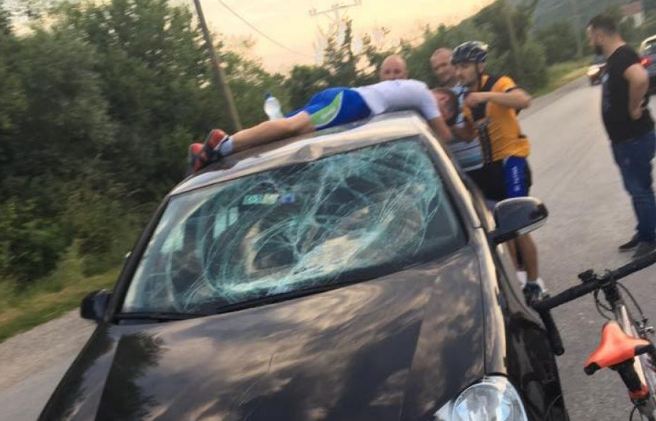 Aksidentohen rëndë dy çiklistë, Federata e shqetësuar me kushtet në komunikacion