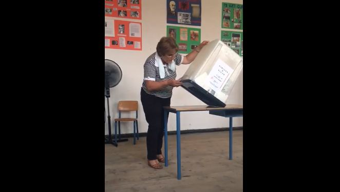 Videoja që tregon sesi komisonerët “kontrollojnë votat e premtuara”