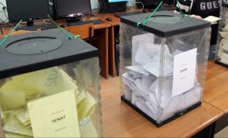 Shqipëria mezi arrin të grumbullojë kutitë e votimit- numërimi nis në mëngjes