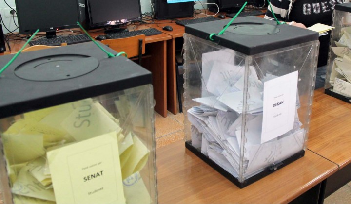 Shqipëria mezi arrin të grumbullojë kutitë e votimit- numërimi nis në mëngjes