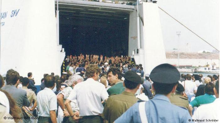 Eksodi i madh i shqiptarëve – 2 korriku 1990 (Foto)