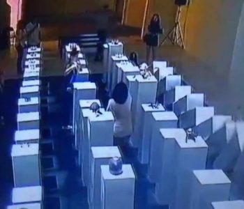 Për një selfie – një grua shkakton dëme 200 mijë dollarëshe