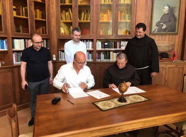 Nënshkruhet marrëveshje mes Bibliotekës Kombëtare të Kosovës dhe Bibliotekës Françeskane “At Gjergj Fishta”