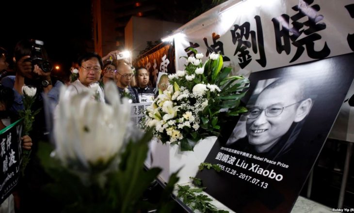 Hiri i Nobelistit Liu Xiaobo hidhet në det