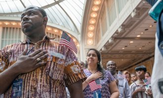 Nga frika se do të dëbohen nga Trump, kosovarët bëhen shtetas të SHBA-ve