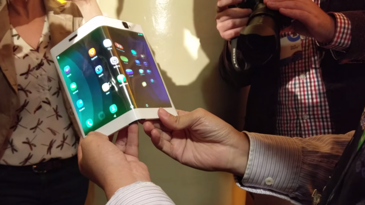 Lenovo demonstron një tablet i cili paloset në një telefon
