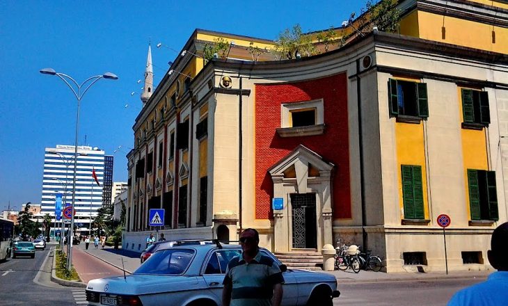 Bashkia e Tiranës shkarkon tre krerë drejtorish