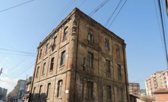 Janë demoluar rrethojat rreth shtëpisë së Xhafer Devës në Mitrovicë