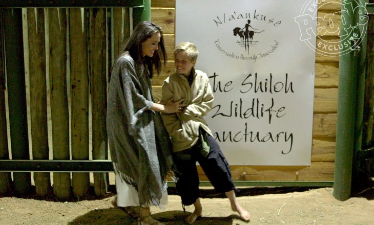 Angelina Jolie viziton Namibinë me vajzën Shiloh