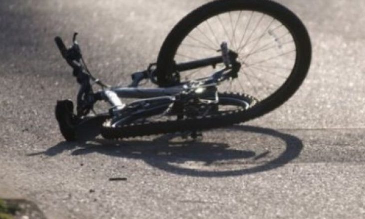 I lihet vetura djalit të mitur, e shkel për vdekje biçiklistin