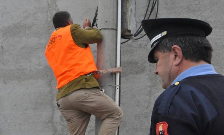 Kapen 10 biznesmen duke vjedhur energji elektrike