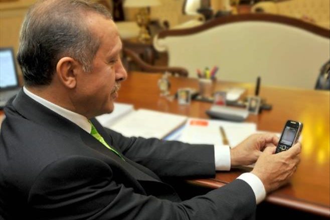 Shteti detyron turqit  ta dëgjojnë Erdoganin edhe në telefonat e tyre