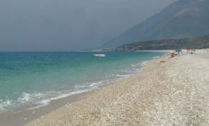Humb jetën një 40 vjeçar në plazhin e Shqipërisë