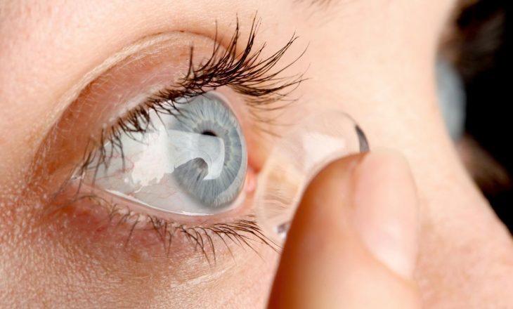 Gruaja që nuk e dinte se i kishte 27 thjerrëza në syrin e saj shokon doktorët