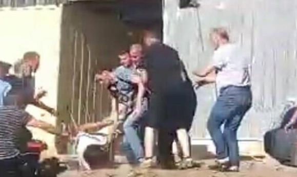 Asamblisti i PDK-së që shkelmoi protestuesin, fajëson Policinë e Kosovës