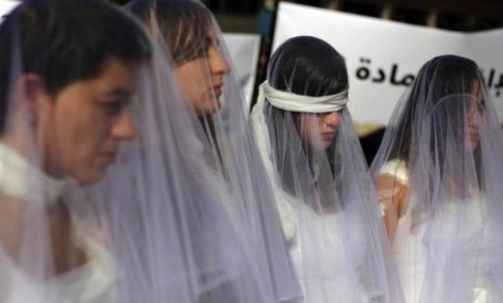 Gratë kërkojnë të largohet ligji “martohu me përdhunuesin tënd”