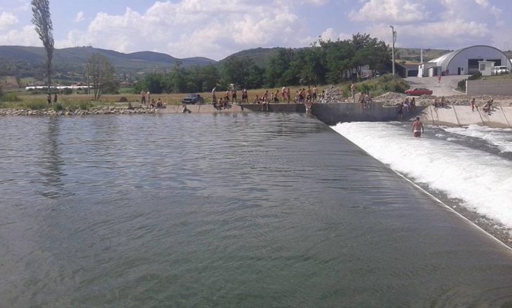 Vdes një person tek liqeni artificial në Mitrovicë