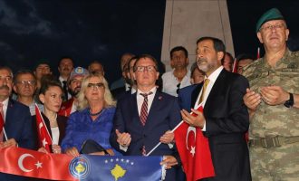 Lutje dhe një festival domatesh – Mamusha i qerasë me darkë marshuesit pro Erdoganit në Kosovë