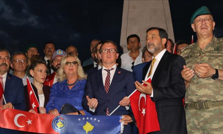 Lutje dhe një festival domatesh – Mamusha i qerasë me darkë marshuesit pro Erdoganit në Kosovë