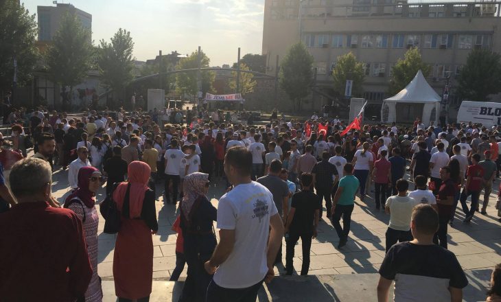 “Jemi me ju” – qindra kosovarë solidarizohen me Turqinë në Prishtinë