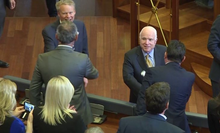 Sëmuret McCain, detyrohet të kryej operacion