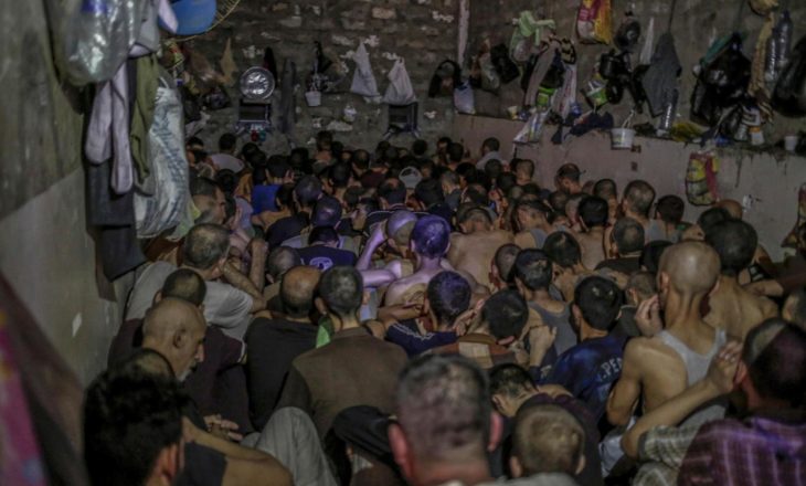 Iraku mban në kushte mizore ushtarët e burgosur të Shtetit Islamik