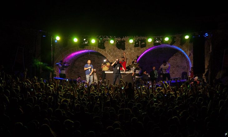 Festival, muzikë dhe “civila” – dhjetëra të arrestuar për “splifa” dhe “coco”