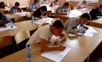 Nga 38 mijë nxënës, vetëm 16 të shkëlqyer në testin e maturës