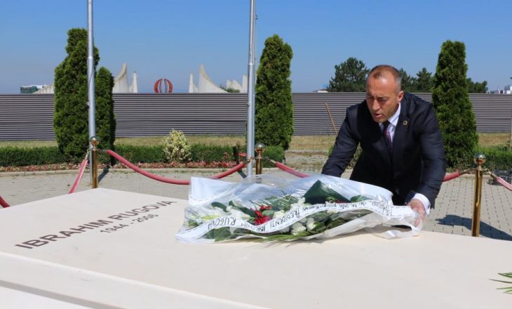Haradinaj viziton varrin e Rugovës, e quan “arkitekt të pavarësisë”