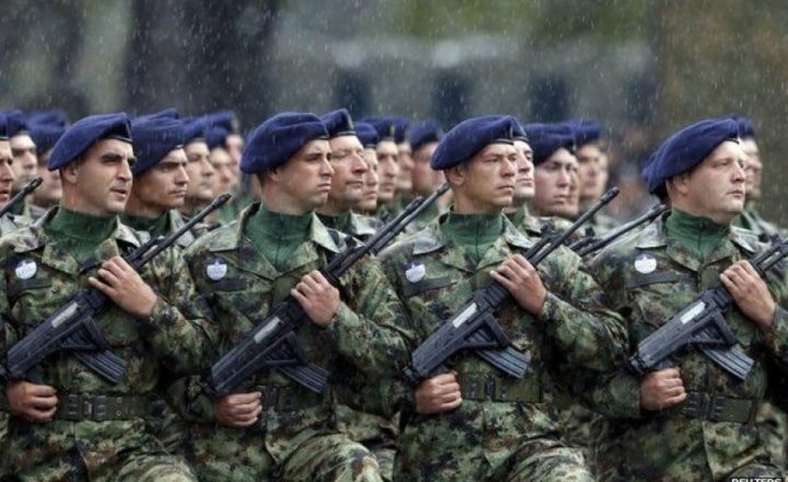 Serbët duan rikthimin e shërbimit të detyrueshëm ushtarak