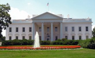 “Vonohet nisja e delegacionit kosovar drejt Shtëpisë së Bardhë – Pjesa e AAK’së kundërshton marrëveshjen dhe nuk pranon të shkojë”