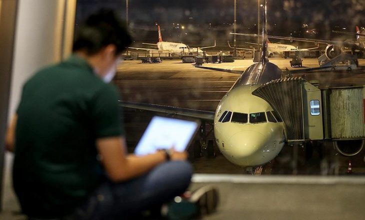 Britania heq ndalesën e pajisjeve elektronike në fluturimet nga Turqia