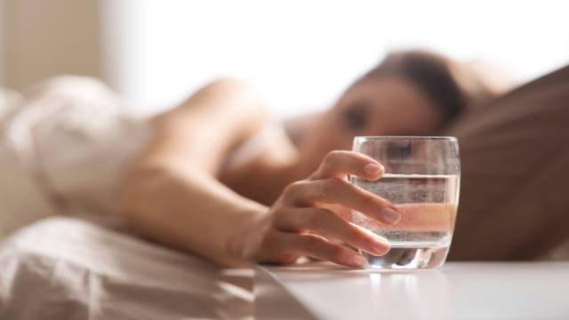 Përfitimet e pirjes së ujit esëll në mëngjes