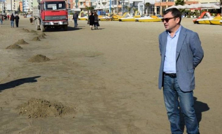 Kryebashkiaku i Durrësit sqarohet për pengesat për turistët nga Kosova