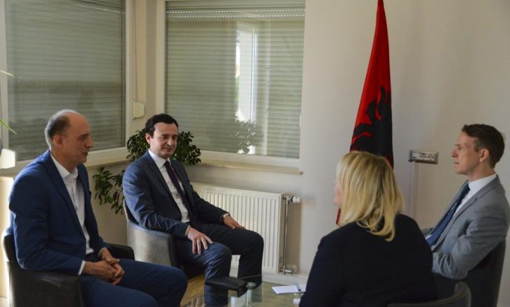 VV u tregon ambasadorëve si mendon t’i zgjidh problemet e Kosovës