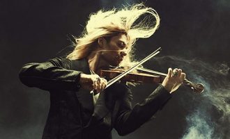 Violinisti rock që bashkon Mozart dhe Metallica