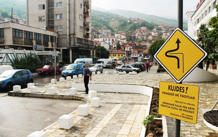 Komuna e Prizrenit me mjete publike ndërton trotuar që pengon lirinë e lëvizjes 