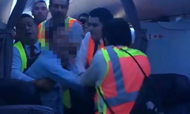 Momente paniku në aeroplan, pasagjeri sulmon ekuipazhin e kabinës