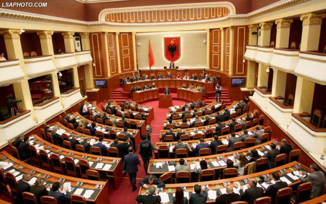 Tre deputetë të padiplomuar në Kuvendin e ri të Shqipërisë
