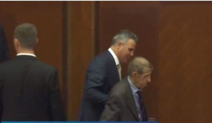 Adem Mikullovci largohet nga salla e Kuvendit