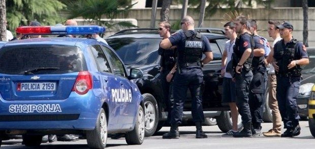 “Na jep 100 mijë euro ose të vrasim” – kapen dy personat që kërcënuan 46-vjeçarin