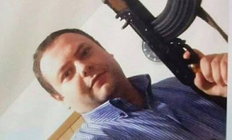 “Kallashnikovi ishte lodër” – arsyetohet drejtori i VV-së për fotografinë me armë